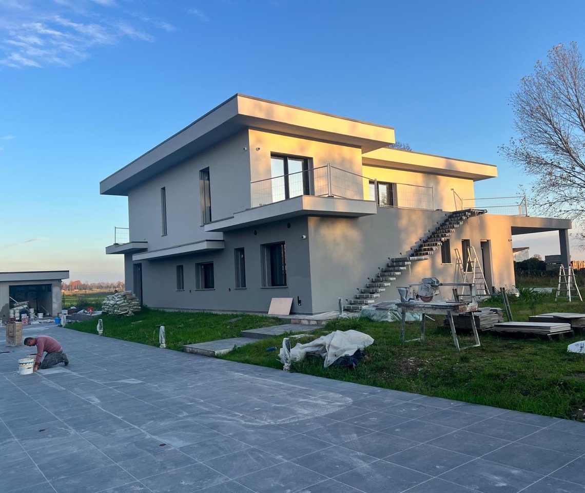 Villa moderna con scala esterna