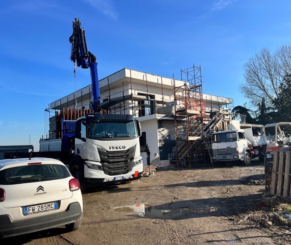 Cantiere con ponteggi e gru